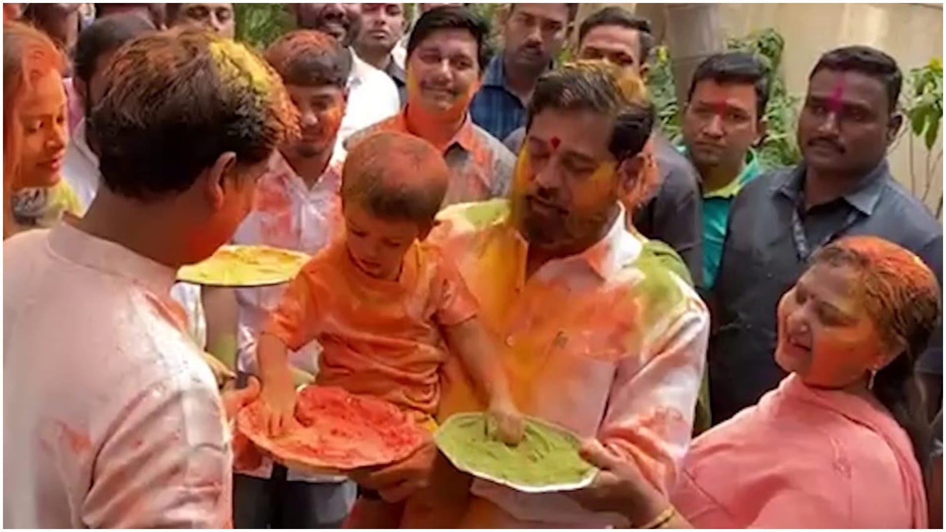 Holi 2023 Maharashtra celebration Photos Videos CM Eknat Shinde Bollywood Celebrities Latest News Update