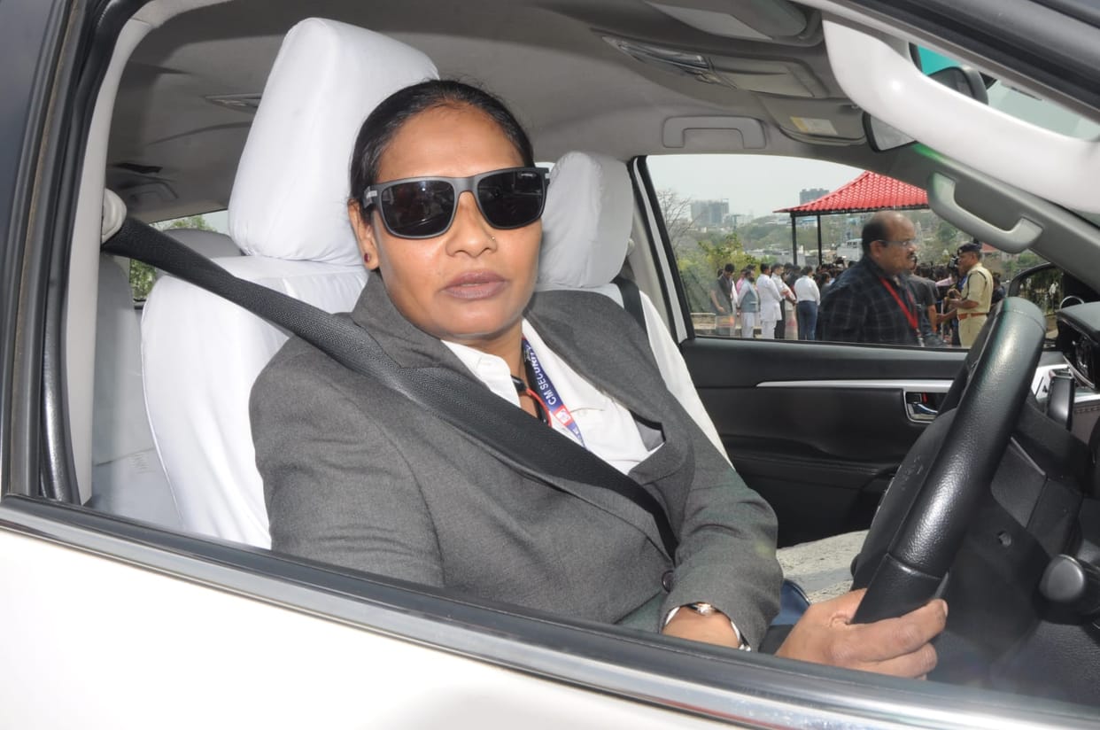 MP News: Women officers took care of CM's security, Akanksha Sharma became CM's charioteer, Irshad Ali became