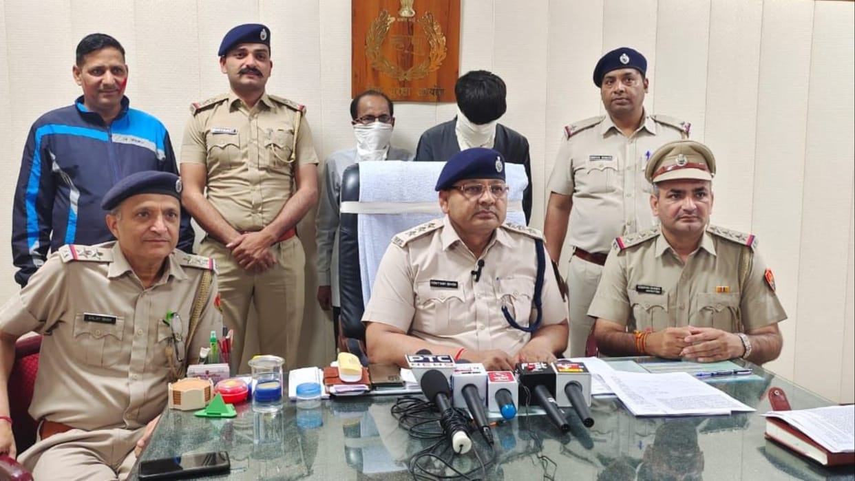 Two arrested for robbing by putting fake plates of name of officers