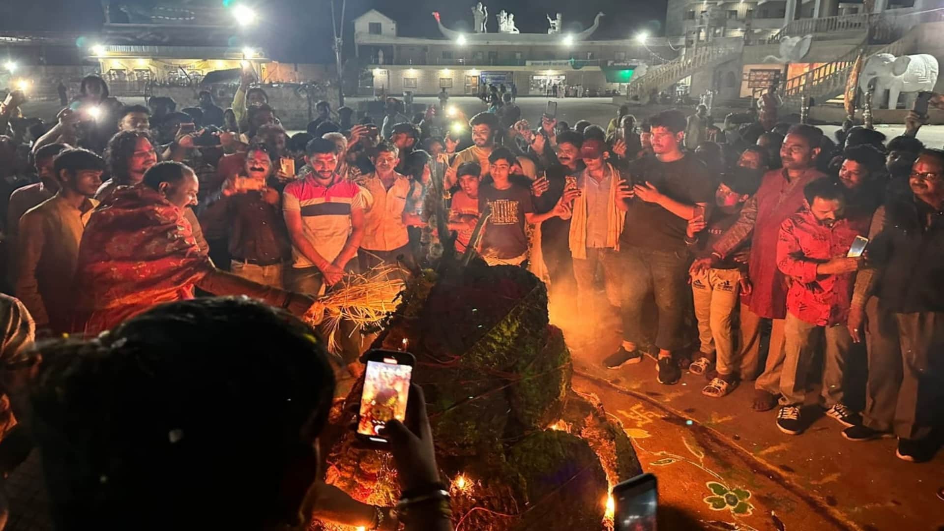 Sehore Kubershwardham Narrator Pandit Pradeep Mishra did Holika Dahan in Kubershwardham See Photos