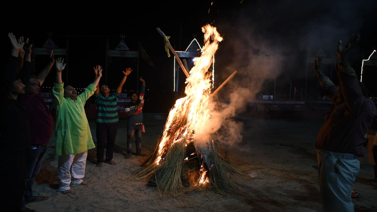 Holi 2023: Holikas burnt after midnight, burning of sufferings and disorders