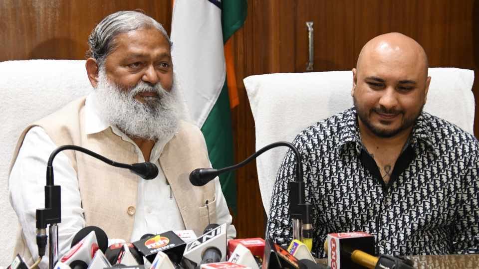 Singer B Praak met Haryana Minister Anil Vij
