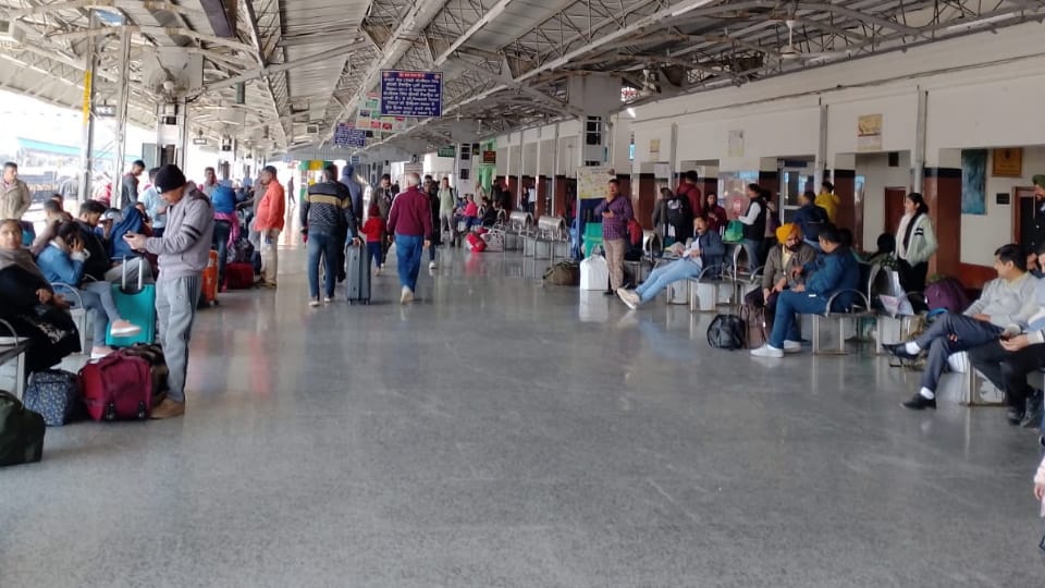 Baghpat News: Youth dies after being hit by train, accident at railway station