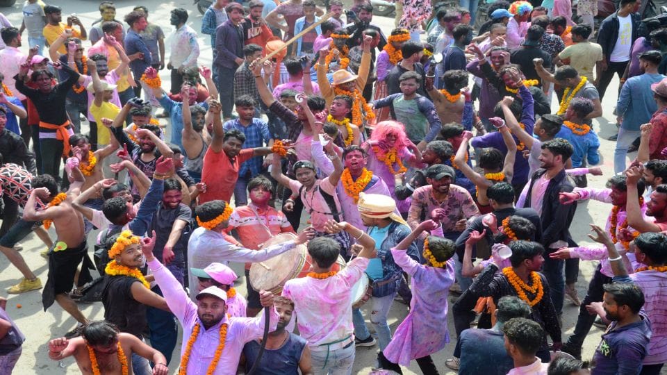 holi 2023 Flowers and colors gulal showered ram baraat in bareilly