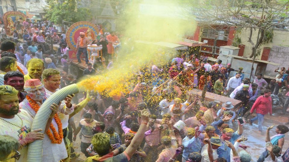 holi 2023 Flowers and colors gulal showered ram baraat in bareilly