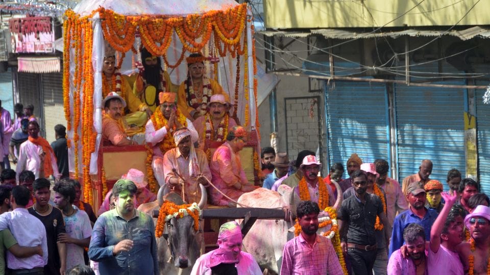 holi 2023 Flowers and colors gulal showered ram baraat in bareilly