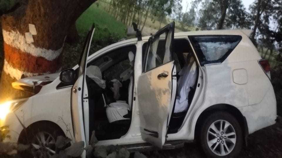 Pilibhit DM Praveen Kumar Laxkar wife and two relatives injured in road accident