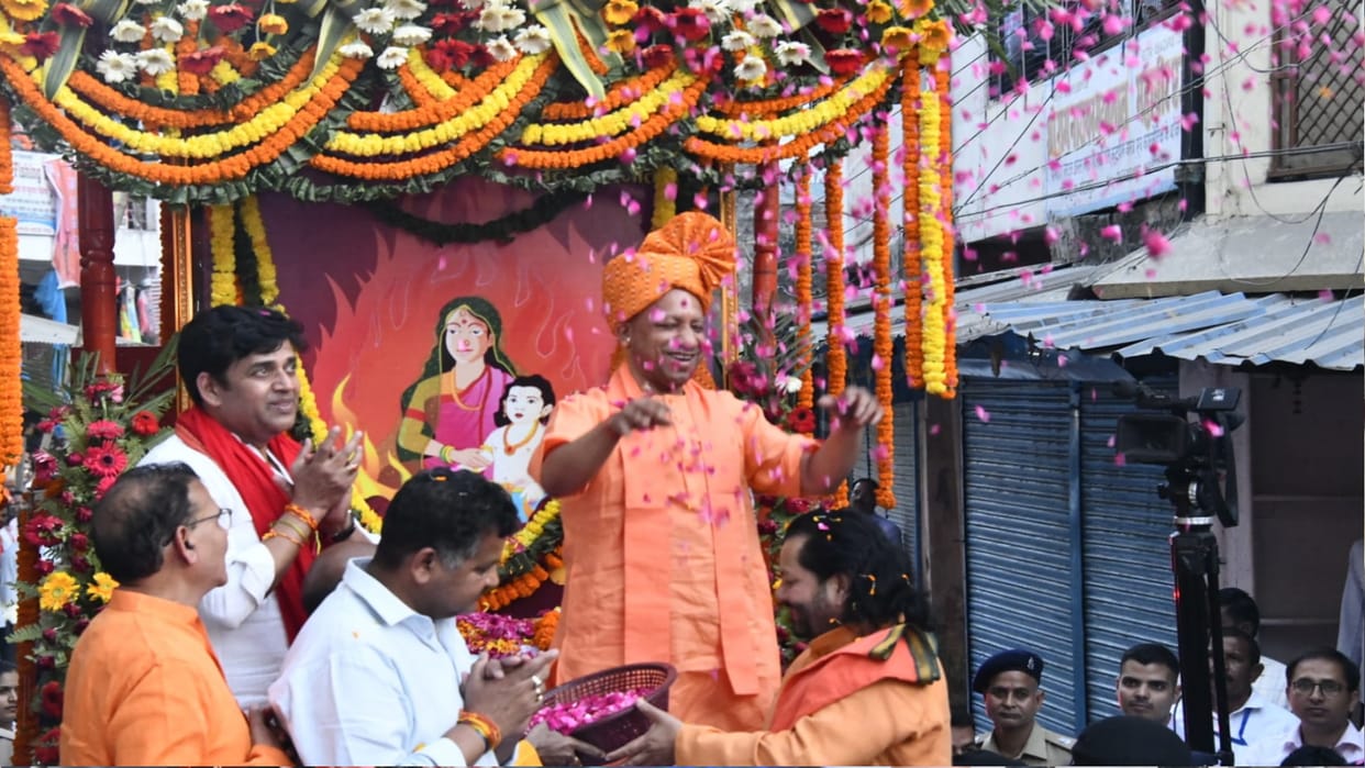 UP CM Yogi Adityanath Played Holi Of Flowers In Holika Dahan Shobhayatra News in Hindi