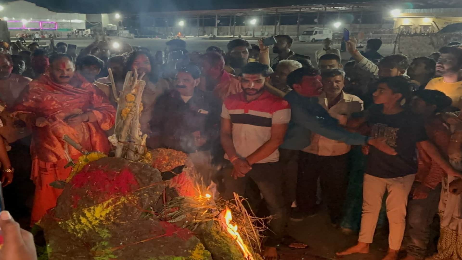 Sehore Kubershwardham Narrator Pandit Pradeep Mishra did Holika Dahan in Kubershwardham See Photos
