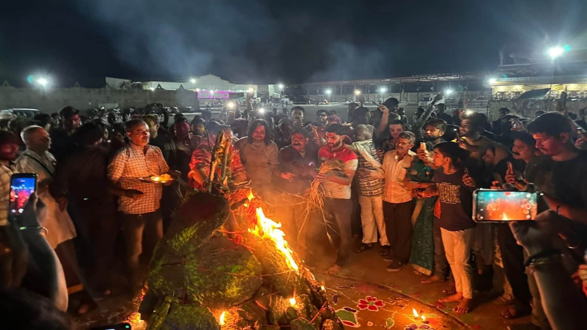 Sehore Kubershwardham Narrator Pandit Pradeep Mishra did Holika Dahan in Kubershwardham See Photos