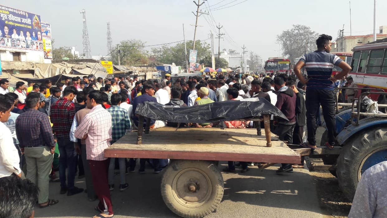 Family jam the highway by putting dead body of dhabi owner in Saharanpur