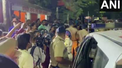 शिवसेना दफ्तर पर उद्धव ठाकरे और सीएम शिंदे गुट के समर्थक भिड़े