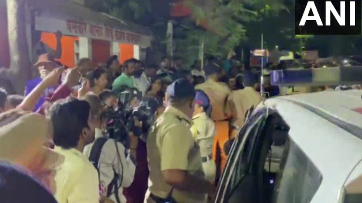 Supporters of Uddhav Thackeray and Eknath Shinde faction clashed at Shiv Sena office