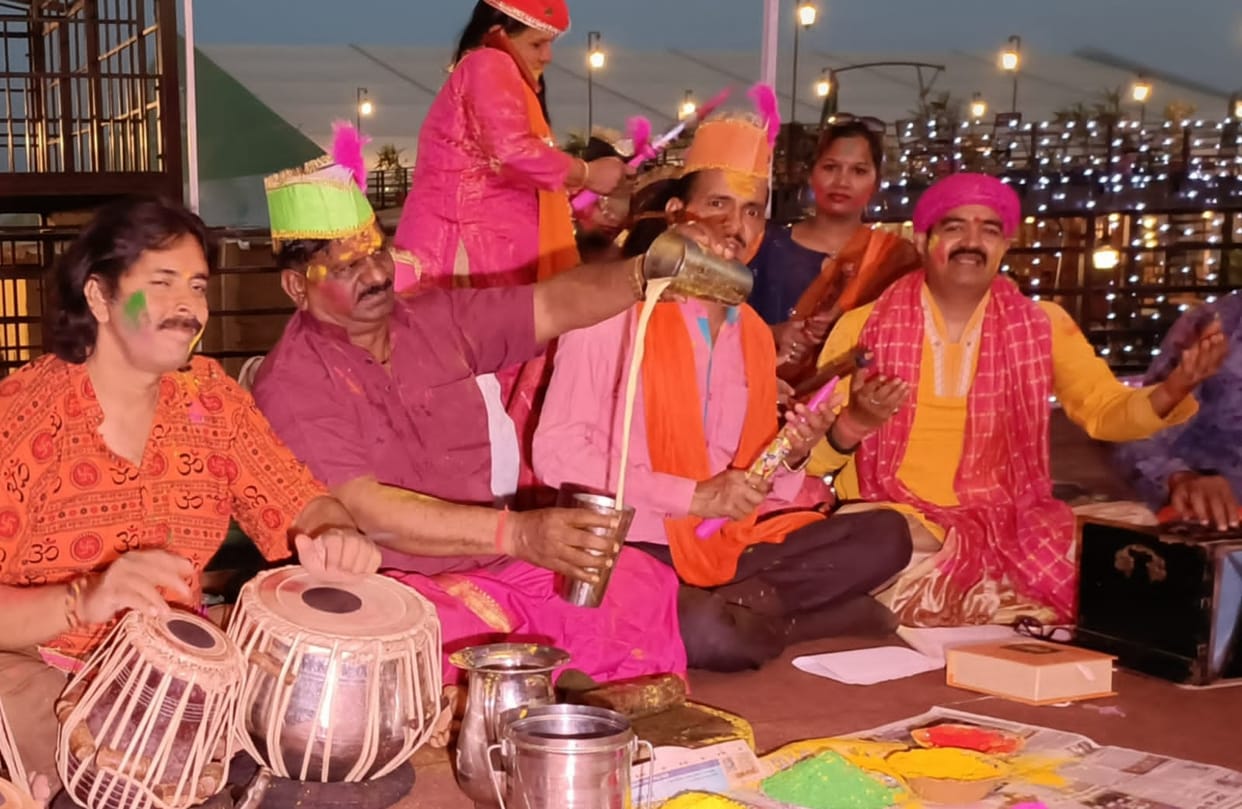 The tune of Jogira echoed on the beat of harmonium and tabla, the sweetness of Thandai and Gujiya mingled in t