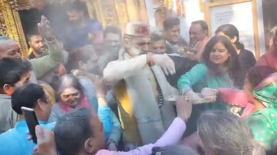 Holi 2023: Bhasma Holi is played in Kashi Vishwanath temple Uttarkashi Uttarakhand News in Hindi