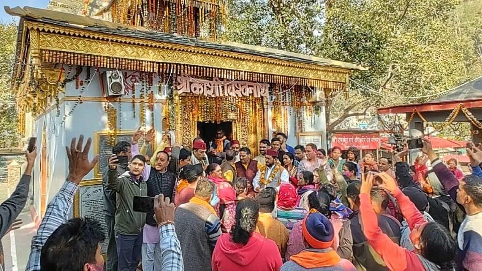Holi 2023: Bhasma Holi is played in Kashi Vishwanath temple Uttarkashi Uttarakhand News in Hindi