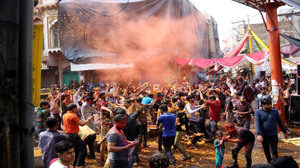 Mastan group came out in the markets played Holi fiercely