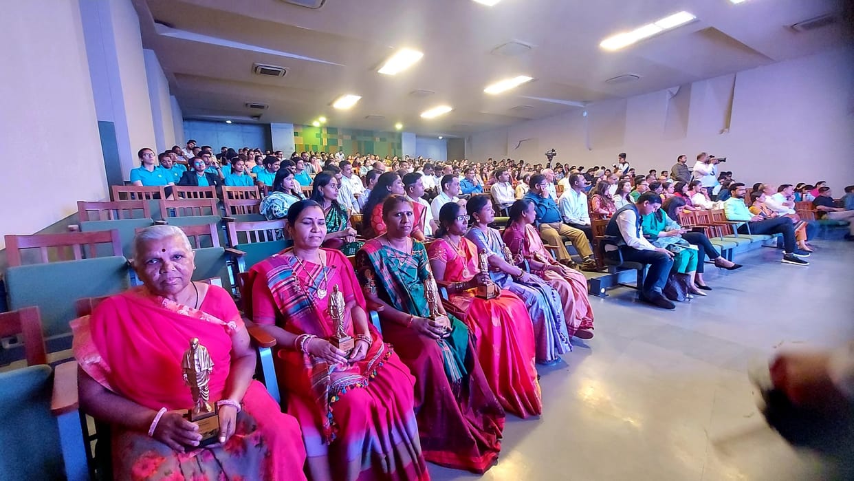 Women weavers of Maheshwar honored in Ahmedabad Sold more than two crore products India and abroad