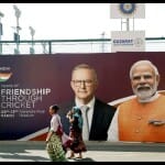 अहमदाबाद स्टेडियम के बाहर पोस्टर पर भारत और ऑस्ट्रेलिया के प्रधानमंत्री