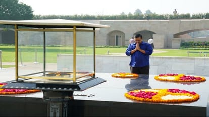 केजरीवाल ने दी श्रद्धांजलि