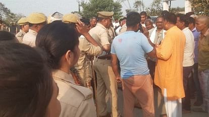 Azamgarh accident: कार की चपेट में आकर साइकिल सवार की मौत, बाजार से मुर्गा खरीद कर लौट रहा था घर Azamgarh accident: कार की चपेट में आकर साइकिल सवार की मौत