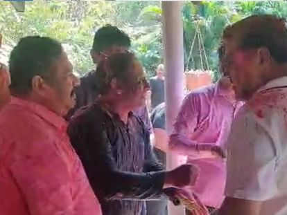 Indore News: इंदौर में रही होली की धूम, अफसरों के बंगलों पर भी जमा होली का रंग कलेक्टर के बंगले पर होली खेली गई।