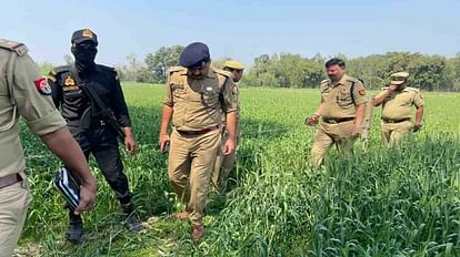 Hardoi: 15 वर्षीय किशोर की निर्मम हत्या, आंखें निकाली, खेत में फेंका शव मौके पर जांच करती पुलिस