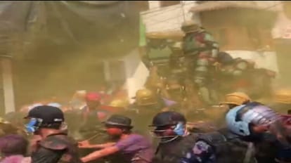 Holi 2023: शाहजहांपुर में भैंसा गाड़ी पर निकले लाट साहब, रंग गुलाल संग बरसे जूते चप्पल भैंसा गाड़ी पर निकले लाट साहब