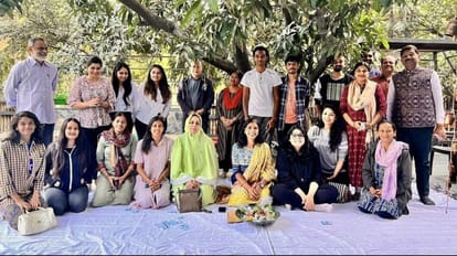 मित्रों के साथ अर्चना (सलवार सूट में मध्य में)