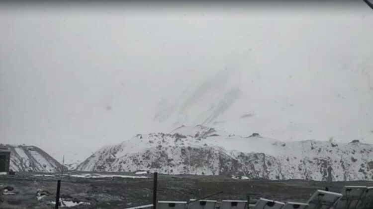 Uttarakhand Weather: होली पर बिगड़ा मौसम, पहाड़ों में बारिश-बर्फबारी...मसूरी में जमकर पड़े ओले, तस्वीरें ओम पर्वत