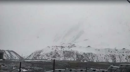 Adi Kailash Yatra: बर्फबारी के कारण आदि कैलाश नहीं जा पा रहे यात्री, दूसरा दल भी ओम पर्वत के दर्शन कर लौटा Adi Kailash Yatra 2023: Second group of pilgrims visiting Om Parvat