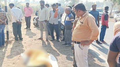 Road Accident: दमोह में होली पर घर आ रहे युवक की अज्ञात वाहन की टक्कर से मौत, दमोह-जबलपुर मार्ग पर हुआ हादसा घटना स्थल पर मौजूद लोग