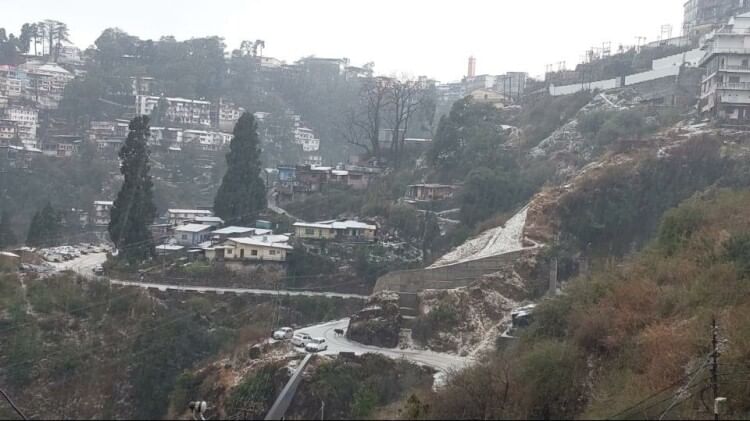 Uttarakhand Weather: होली पर बिगड़ा मौसम, पहाड़ों में बारिश-बर्फबारी...मसूरी में जमकर पड़े ओले, तस्वीरें उत्तराखंड में बदला मौसम