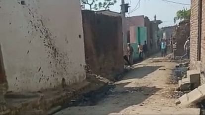 Moradabad: होली जुलूस में भिड़े दो पक्ष, जमकर चले पत्थर; डीजे पर आपत्तिजनक गाना बजाने को लेकर हुआ था विवाद संभल में डीजे पर गाना बजाने को लेकर दो पक्षों में हुआ विवाद।