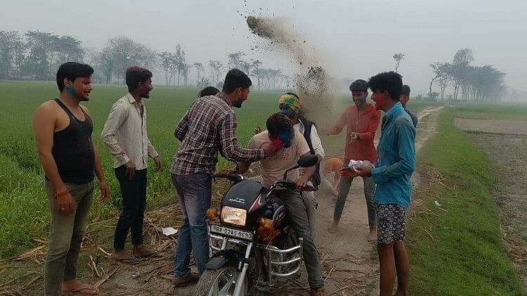Holi in Bihar : कल धुरखेली के बाद आज बिहार में होली, मगर यहां तो 14 अप्रैल को होलिका दहन करेंगे