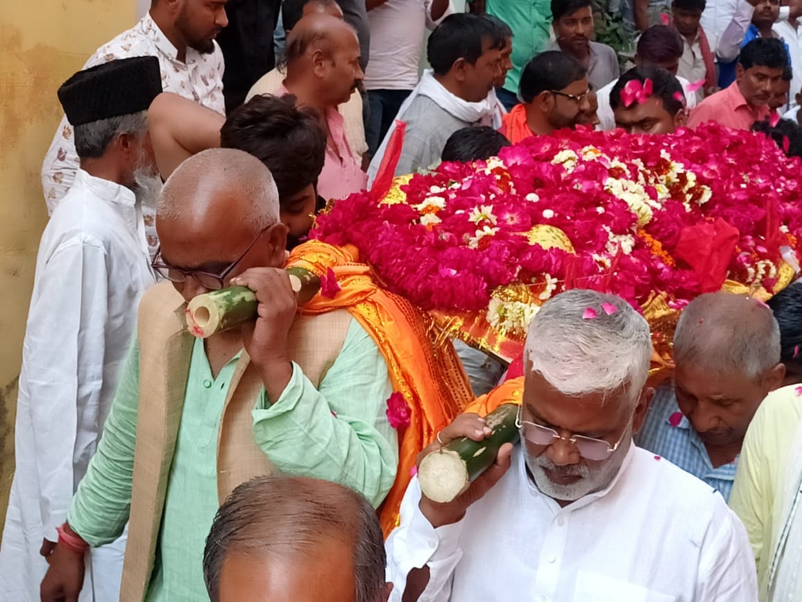 Mother of UP cabinet minister Swatantradev Singh passes away, leaves for Mirzapur