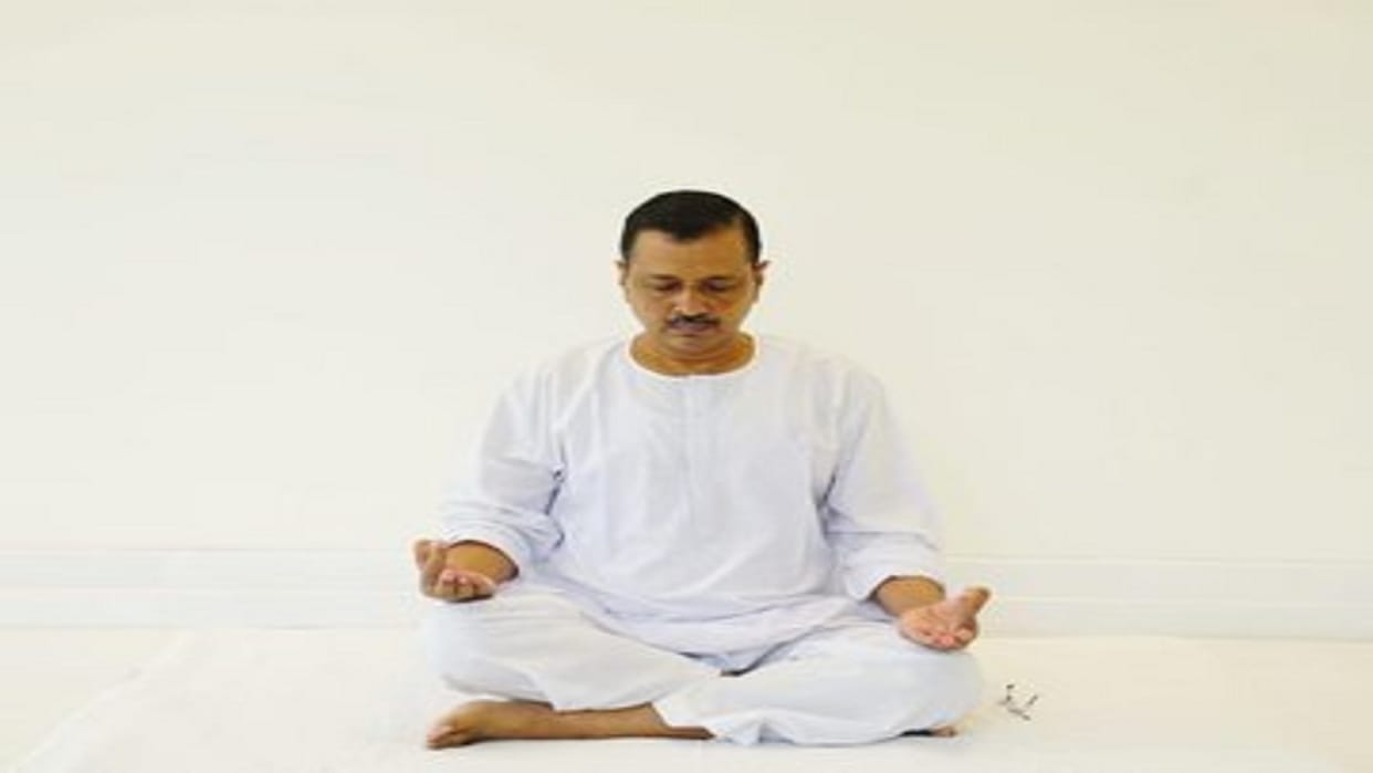 Delhi CM Arvind Kejriwal pays tribute at Rajghat he will meditate and not celebrate Holi in wake