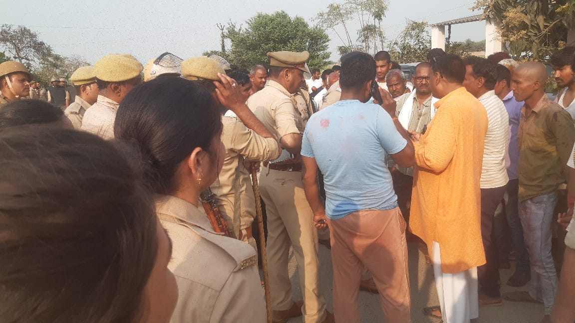 Azamgarh accident Cyclist killed after being hit by a car, returning home after buying chicken from the marke