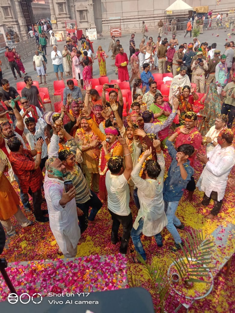 Amazing Holi of Kashi colors of fag scattered from house to ghat, devotees played Holi with Baba Vishwanath