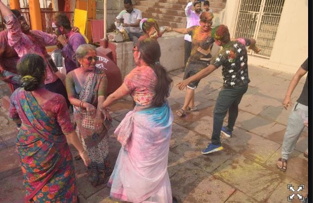 Amazing Holi of Kashi colors of fag scattered from house to ghat, devotees played Holi with Baba Vishwanath
