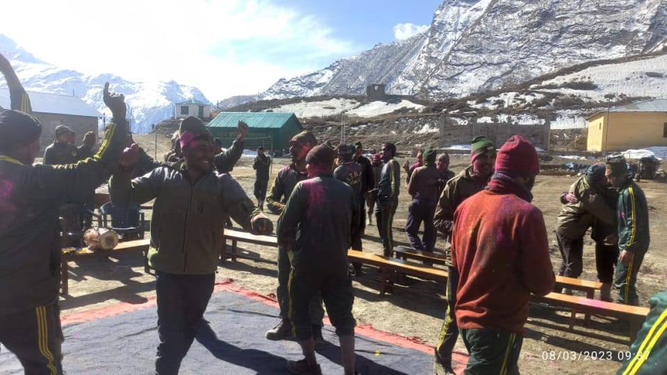 Holi 2023 itbp Soldiers Celebrate Holi on india china Border Uttarakhand News in Hindi
