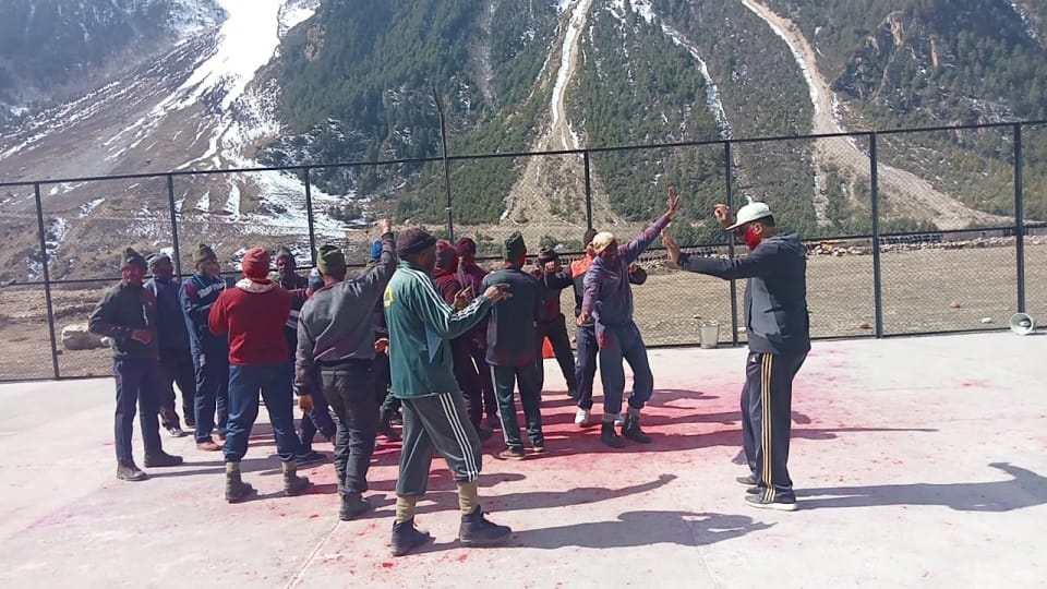 Holi 2023 itbp Soldiers Celebrate Holi on india china Border Uttarakhand News in Hindi
