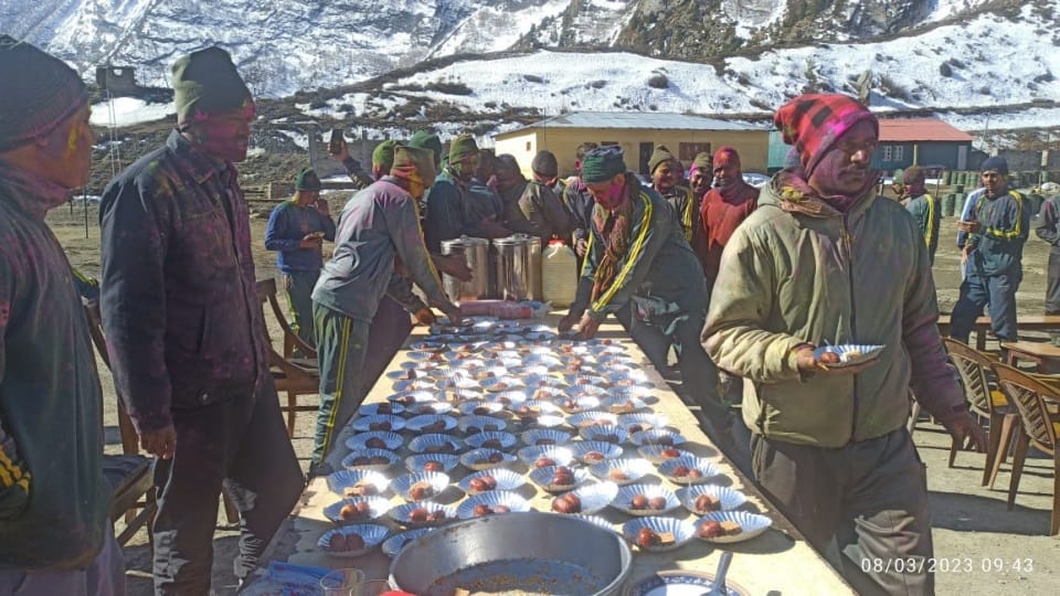 Holi 2023 itbp Soldiers Celebrate Holi on india china Border Uttarakhand News in Hindi