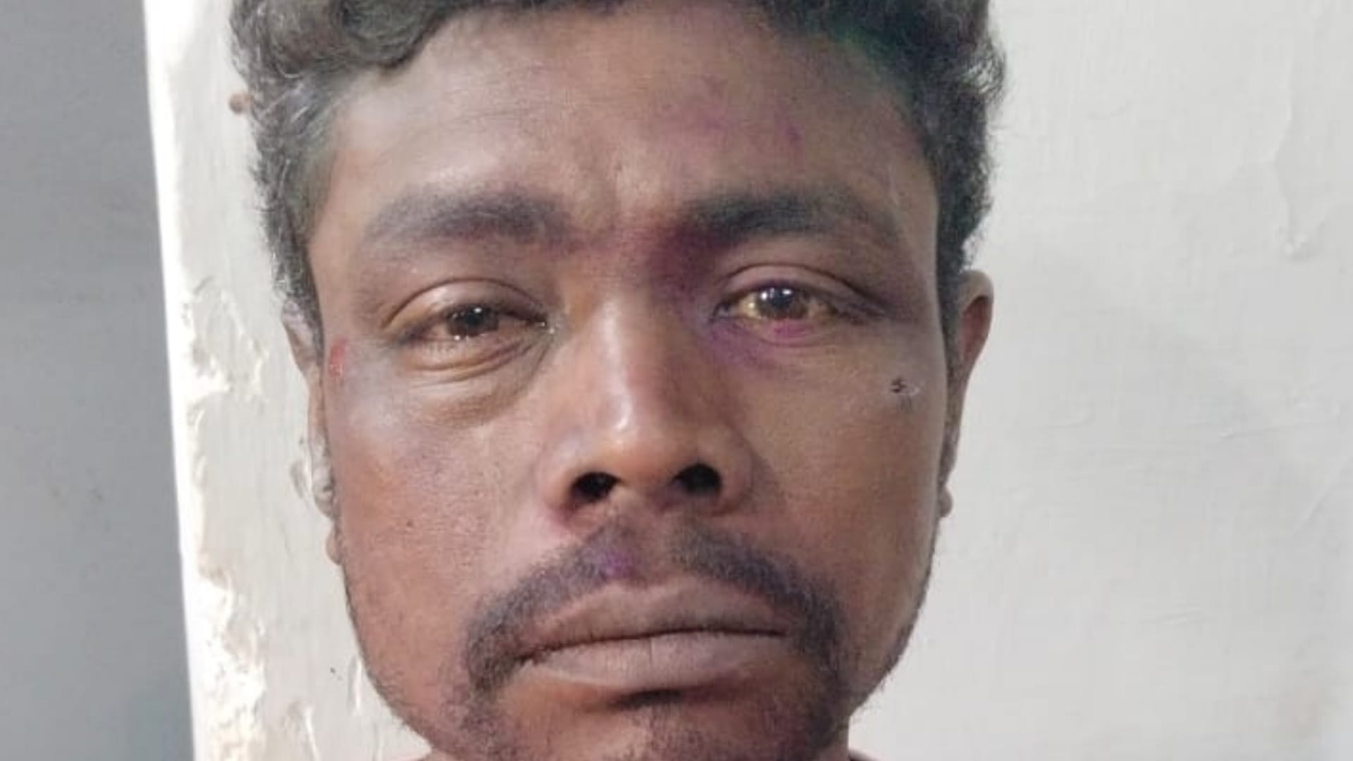 पुलिस गिरफ्त में आरोपी।