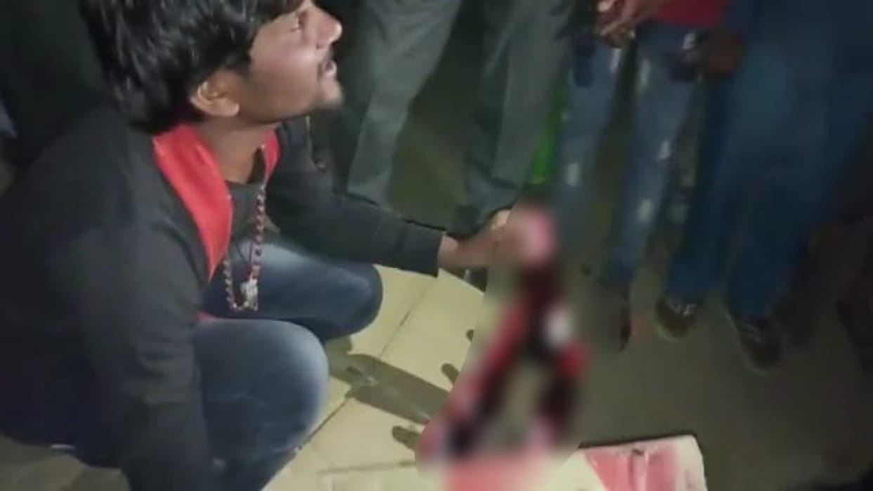 Damoh News District Panchayat member brother caught with three boxes of illegal liquor
