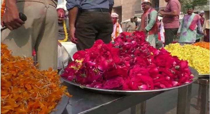 Amazing Holi of Kashi colors of fag scattered from house to ghat, devotees played Holi with Baba Vishwanath