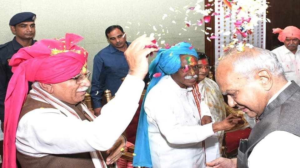 Holi 2023: Haryana Governor and Chief Minister played Holi of flowers