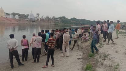 Four friends drowned who went to bathe in Yamuna in Agra three were rescued one was swept away in river
