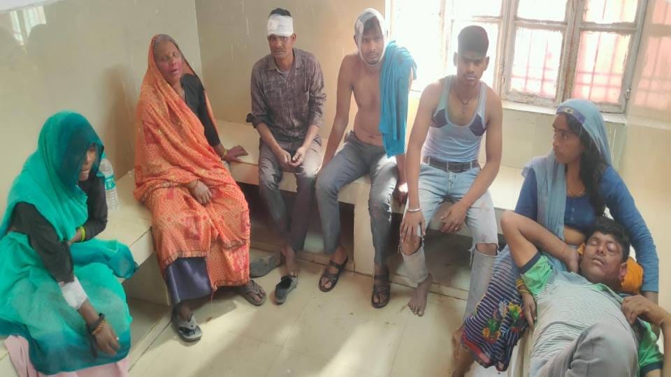 Seven people were injured due to brick and stone walking on two sides in minor argument in Etah