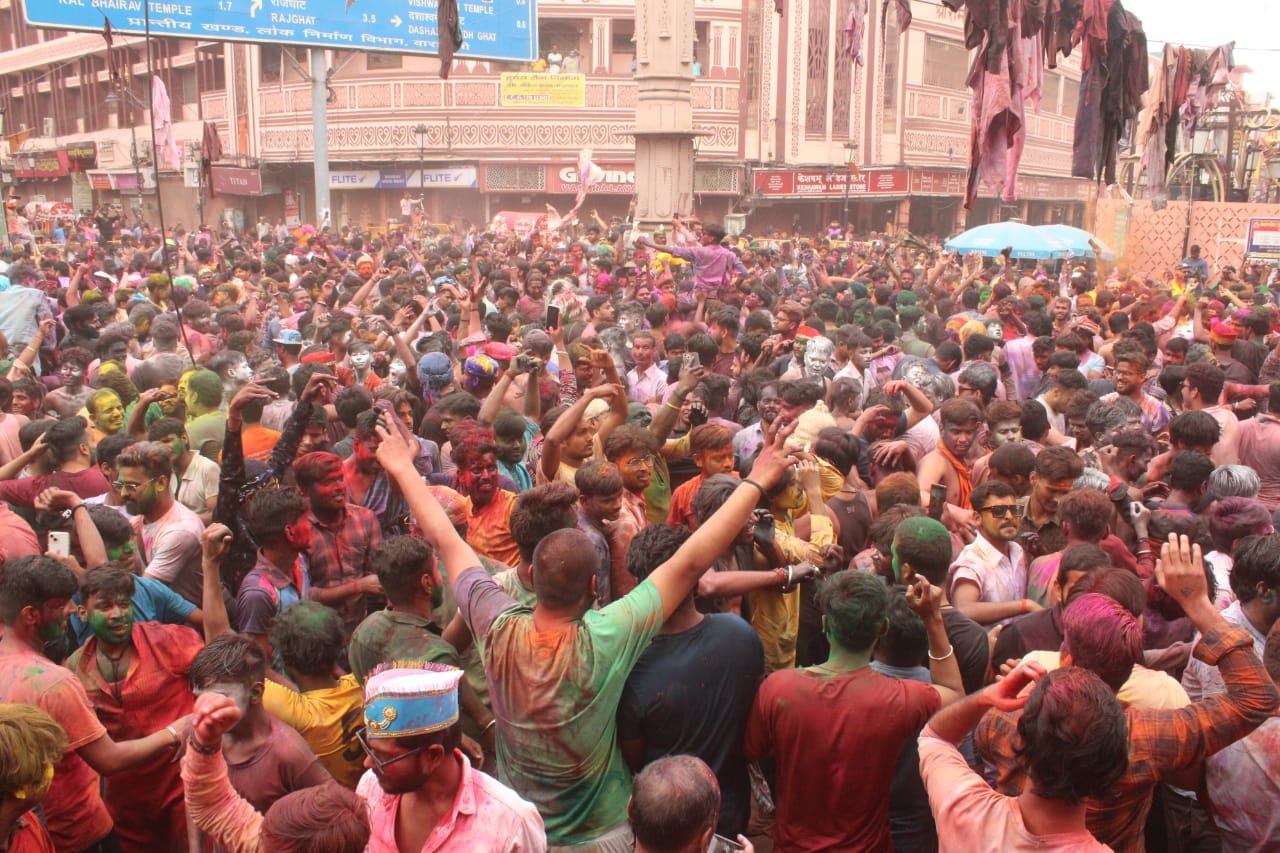 Amazing Holi of Kashi colors of fag scattered from house to ghat, devotees played Holi with Baba Vishwanath